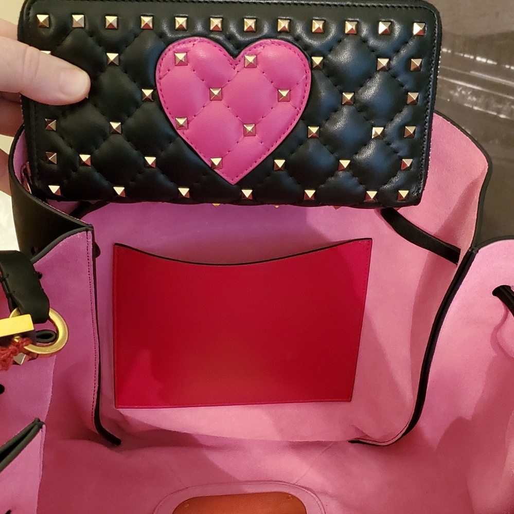 Valentino Garavani Bucket Bag with Rockstud Wallet - Picture 10 of 16